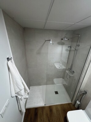 Shower, towels, soap, toilet paper - New studio next to the train station, 5 minutes from the city center! (Jerez de la Frontera)