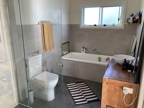 Douche, séchoir à cheveux, serviettes fournies, savon
