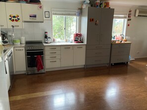 Private kitchen - House on Clearview (Hazelbrook)