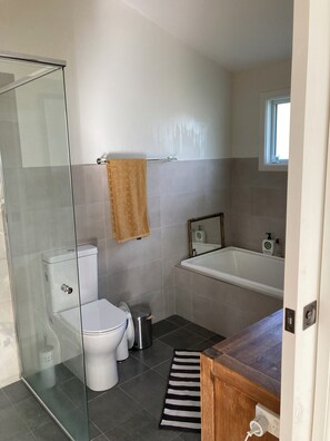 Shower, hair dryer, towels, soap - House on Clearview (Hazelbrook)