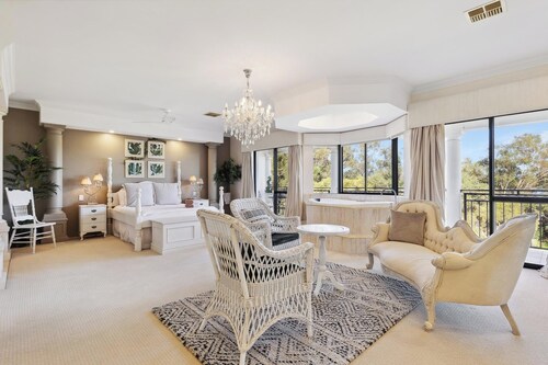 The Residence on Swan – Absolute Riverfront Family Luxury with City Views