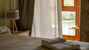 Tabla de planchar con plancha, wifi, ropa de cama