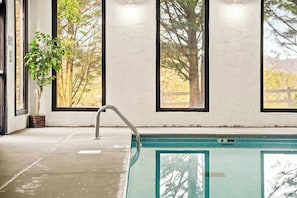 Pool - Cozy Condo with Pools Sauna Golf & Seasonal Hot Tub (Pigeon Forge)