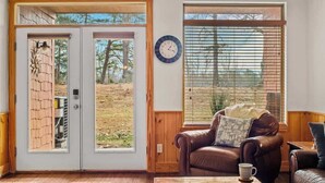Living area - Cozy Condo with Pools Sauna Golf & Seasonal Hot Tub (Pigeon Forge)