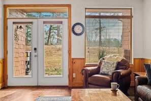 TV, fireplace - Cozy Condo with Pools Sauna Golf & Seasonal Hot Tub (Pigeon Forge)