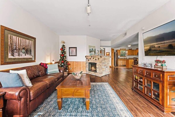 Living area - Cozy Condo with Pools Sauna Golf & Seasonal Hot Tub (Pigeon Forge)