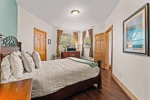 Room - Cozy Condo with Pools Sauna Golf & Seasonal Hot Tub (Pigeon Forge)