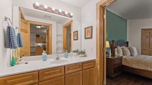 Room - Cozy Condo with Pools Sauna Golf & Seasonal Hot Tub (Pigeon Forge)