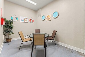 Dining - Cozy Condo with Pools Sauna Golf & Seasonal Hot Tub (Pigeon Forge)
