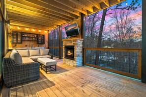 Property grounds - Luxury Cabin Villa with Indoor, Pool Game Room, Amazing Views, Hot Tub (Gatlinburg)