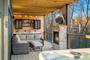 Property grounds - Luxury Cabin Villa with Indoor, Pool Game Room, Amazing Views, Hot Tub (Gatlinburg)
