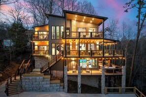 Exterior - Luxury Cabin Villa with Indoor, Pool Game Room, Amazing Views, Hot Tub (Gatlinburg)