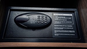 Une télécommande accompagnée d’un mode d’emploi et d’un avertissement concernant les objets de valeur.
