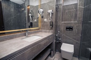 Serviettes fournies, savon, shampoing, papier toilette