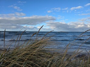 Beach nearby - FeWo - 'Meer-Moment Sand und Seele': Apartment with Comfort, Balcony, Smart TV & More! (Schönberg)