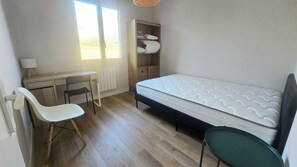 Fer et planche à repasser, accès au Wi-Fi (inclus), literie fournie