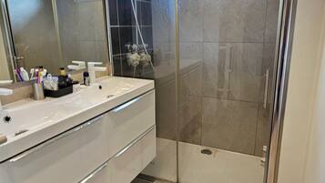 SĂšche-cheveux, serviettes fournies, savon, papier toilette