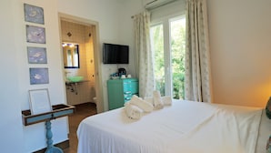 A hotel room with a bed, a sink, a mirror, and a television. - Casa Armonia - Turquesa Charming 1-room studio with terrace and pool view (Benisa)