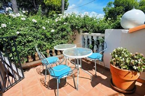 Outdoor dining - Casa Armonia - Charming 1-bedroom apartment with terrace and pool view (Benisa)