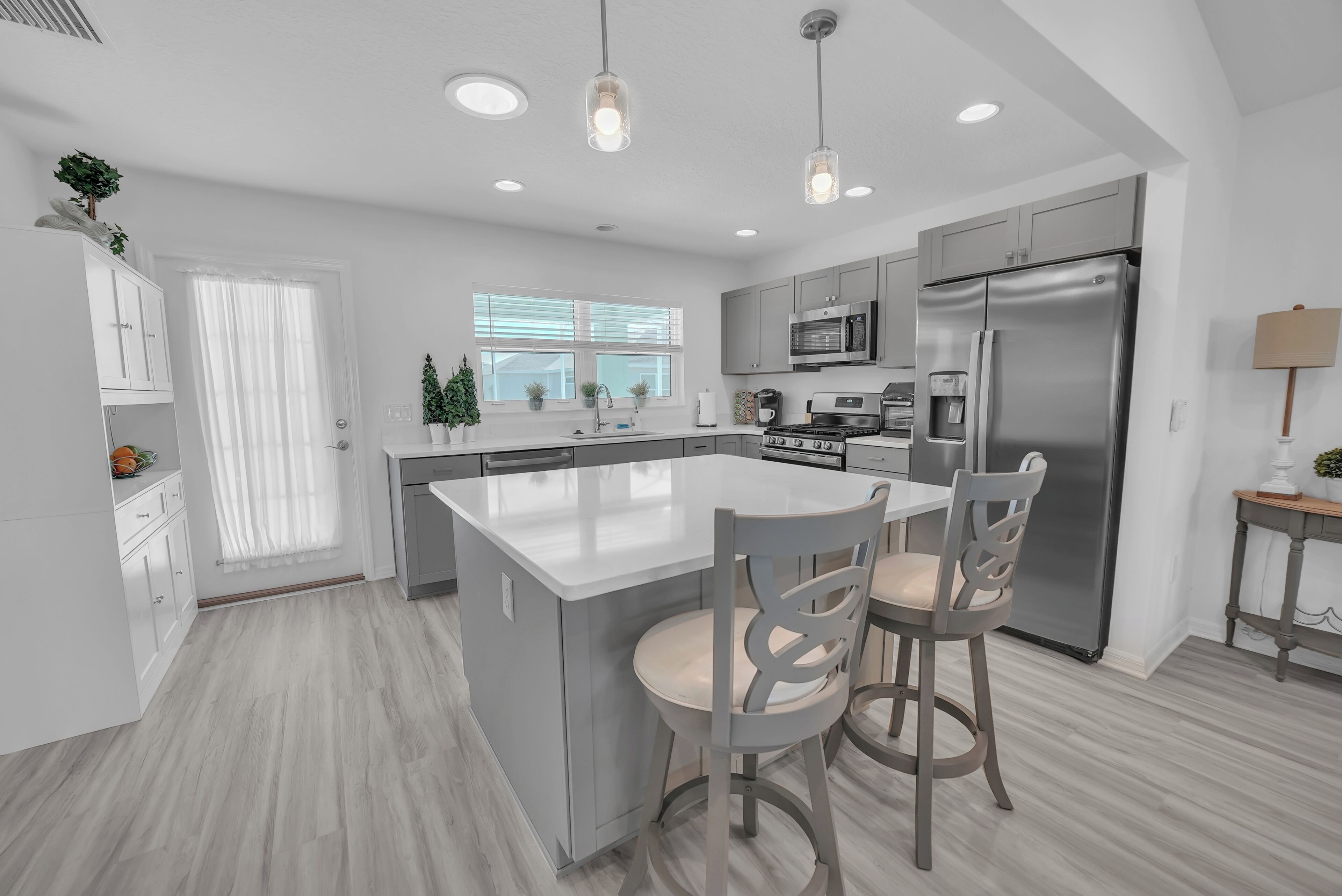 Een koelkast, een microgolfoven, een oven, een kookplaat