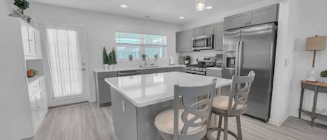 Een koelkast, een microgolfoven, een oven, een kookplaat