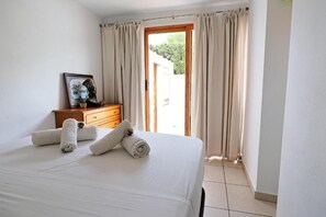 مكواة/لوح كي وخدمة الإنترنت وملاءات أسرّة