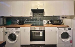 Fridge, microwave, oven, stovetop - Cosy Abbey Road Apartment (London)