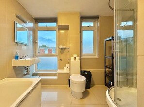 Shower, hair dryer, towels - Cosy Abbey Road Apartment (London)
