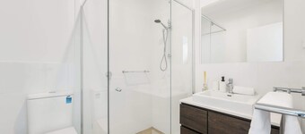 Modern 3BR House, 7min Drive to Leppington Station