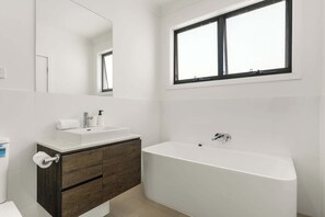 Shower, hair dryer, towels - Modern 3BR House, 7min Drive to Leppington Station (Austral)