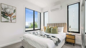 Room - Modern 3BR House, 7min Drive to Leppington Station (Austral)