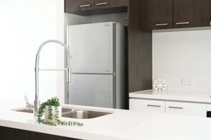 Frigorifero, microonde, forno, piano cottura