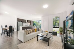 Living area - Modern 3BR House, 7min Drive to Leppington Station (Austral)