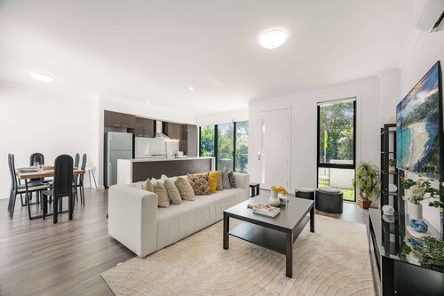 Modern 3BR House, 7min Drive to Leppington Station