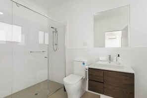 Shower, hair dryer, towels - Modern 3BR House, 7min Drive to Leppington Station (Austral)