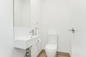 Shower, hair dryer, towels - Modern 3BR House, 7min Drive to Leppington Station (Austral)