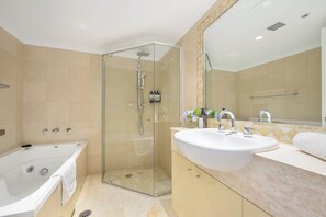 Shower, hair dryer, towels - Luxury Harbour View Escape Steps to Ferries & CBD (Milsons Point)