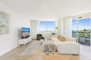 TV - Luxury Harbour View Escape Steps to Ferries & CBD (Milsons Point)
