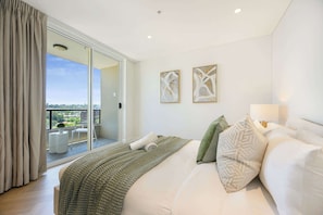Desk, iron/ironing board, WiFi, bed sheets - Luxury Harbour View Escape Steps to Ferries & CBD (Milsons Point)