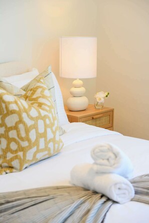 Desk, iron/ironing board, WiFi, bed sheets - Luxury Harbour View Escape Steps to Ferries & CBD (Milsons Point)