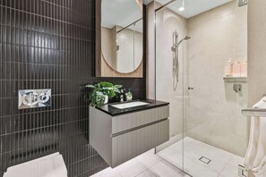 Shower, hair dryer, towels - High-Floor 2BR Brisbane Apt with River& City Views (Brisbane City)