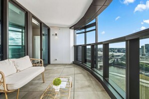 Terrace/patio - High-Floor 2BR Brisbane Apt with River& City Views (Brisbane City)