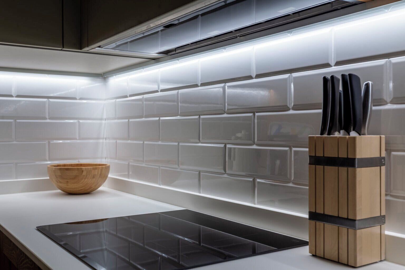 Kühlschrank, Ofen, Herdplatte, Wasserkocher mit Kaffee-/Teezubehör