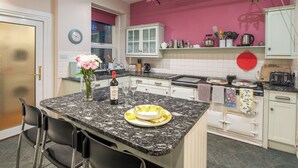 Private kitchen - Beautiful private villa for 10 people with WIFI, TV, terrace and pets allowed (Newtonmore)