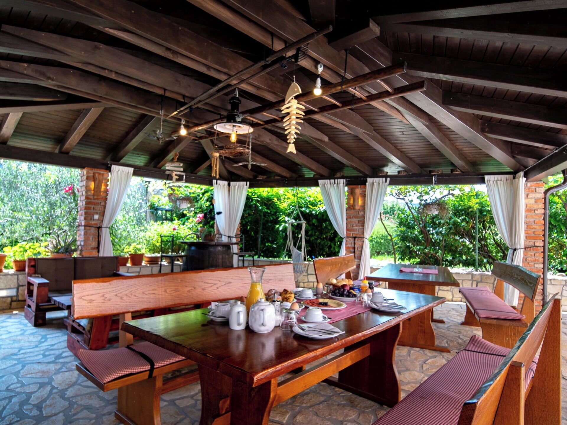 Möbel, Tabelle, Holz, Decke, Interior Design, Stuhl, Beleuchtung, Resort, Restaurant, Küche & Esszimmer Tisch