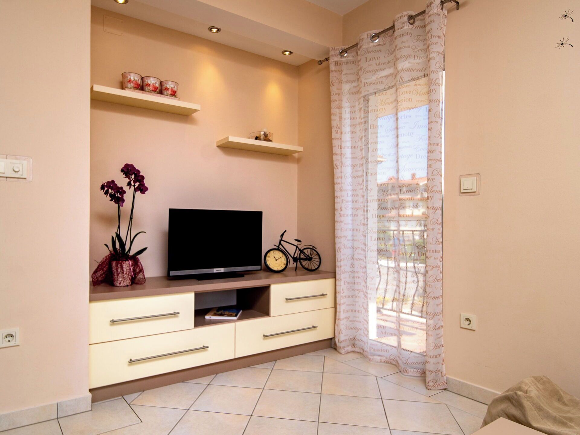 Meubles, Design Intérieur, Bois, Sol, Sol, Télévision, Pièce, Plafond, Téléviseur, Éclairage