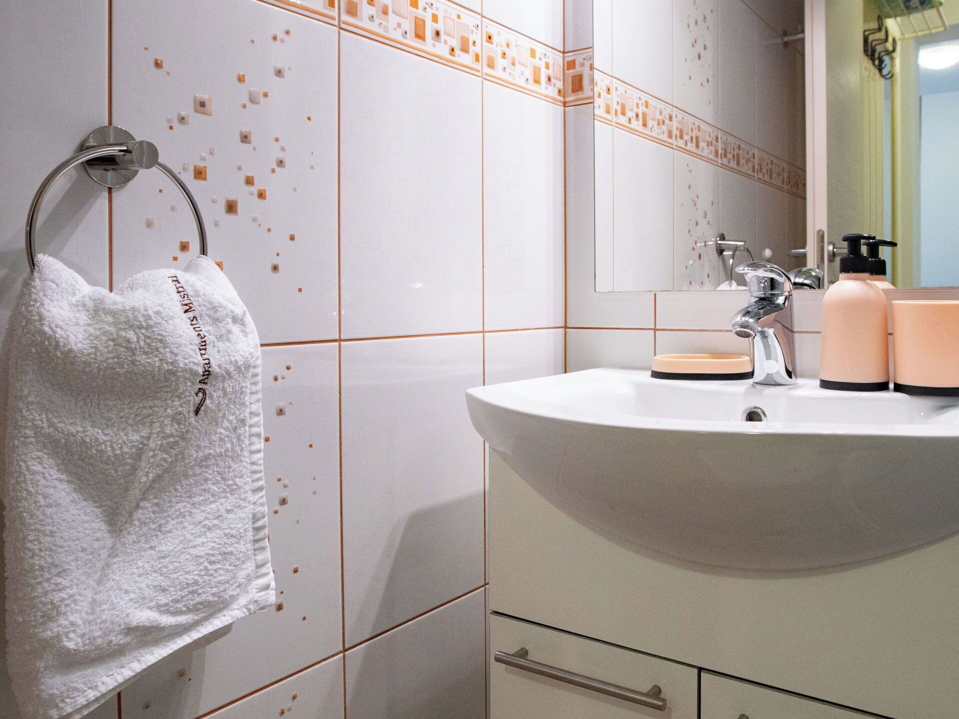 Luminaire Plomberie, Salle De Bains, Design Intérieur, Lavabo, Sol, Robinet, Évier, Plomberie, Sol, Tuile
