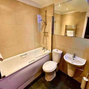 Shower, hair dryer - Euston Station at Your Doorstep (London)
