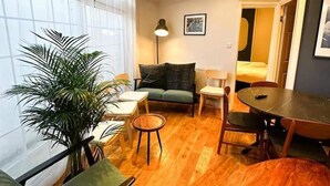 Un salon moderne avec un canapé, une table basse et une table à manger.