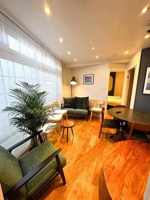 Interior - Euston Station at Your Doorstep (London)